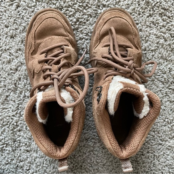 Ugg KIDS Highland Hi Heritage Boots in Chestnut Hiking Outdoors Fall School Sz 4 - Picture 4 of 11